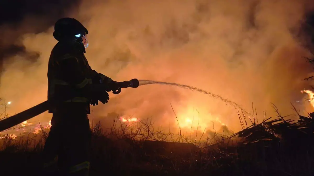 FOTO DEL INCENDIO EN EL ASERRADERO