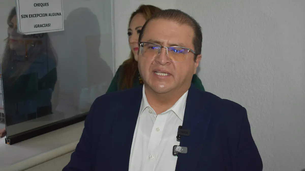 predial 6. El presidente municipal Salvador Calderón realizó el pago del impuesto predial hoy siendo el primer día de los pagos.