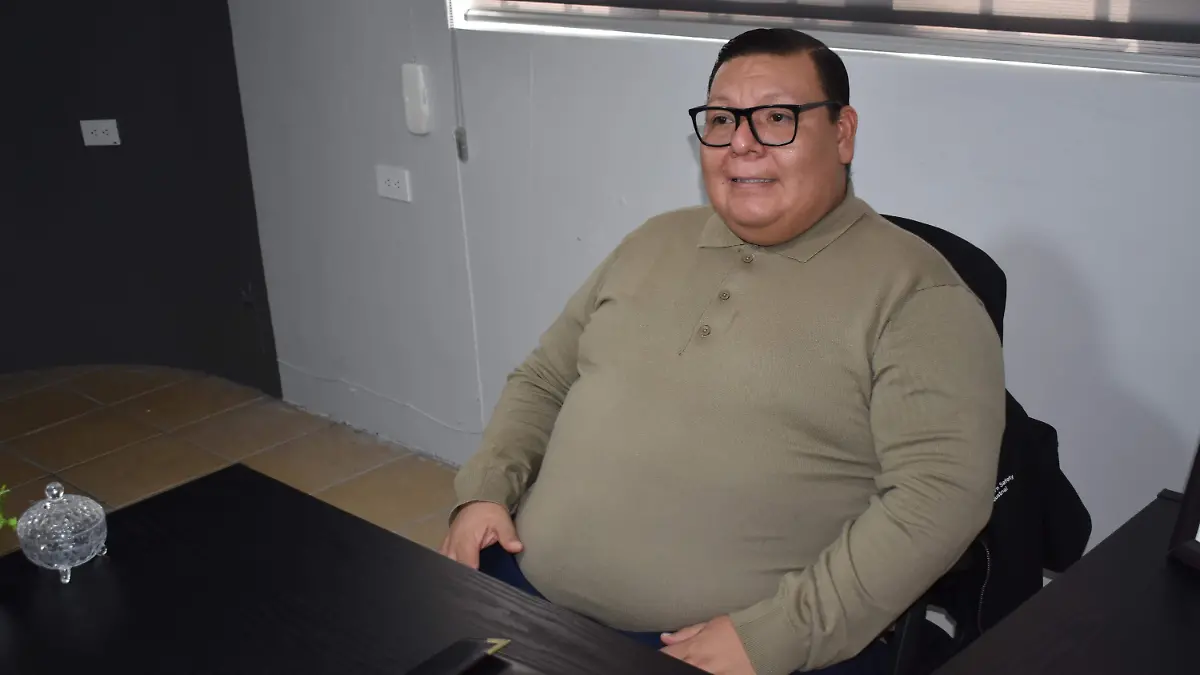 musico 3. El musico Martin de los mejores interpretes de Juan Gabriel.