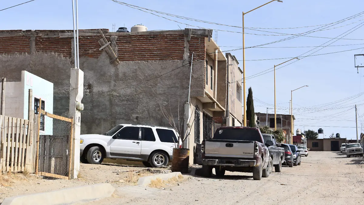 colonias 2. sin pavimentación calles de las colonias Almanceña y Parral Vive.