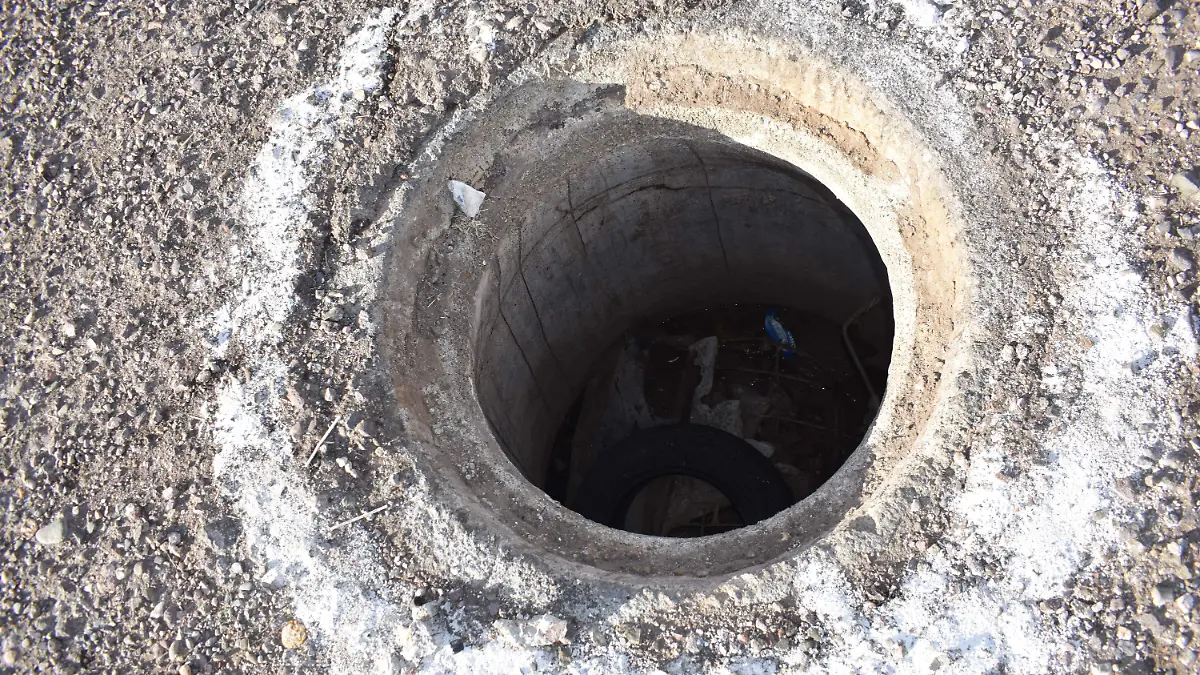 hoyo 4. Reportan vecinos de la calle retorno 6 de la colonia Fovissste una alcantarilla del drenaje destapada.