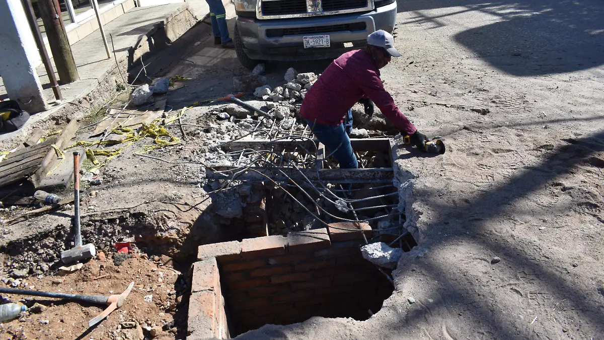 boquete 1. Vecinos de la colonia San José reportan boquete hecho por la JMAS esto representa un peligro; ya para el viernes estará tapado: JMAS