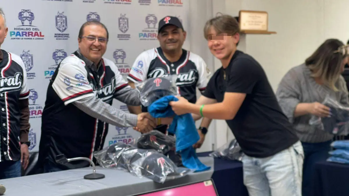 ENTREGA UNIFORMES... GOBIERNO DE PARRAL