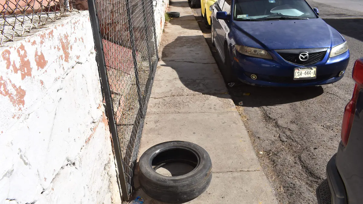 llantas 1. Llantas y basura son tirados en la calle Manuel Ojinaga; es motivo de multa el tirar basura en lugares públicos: SPM