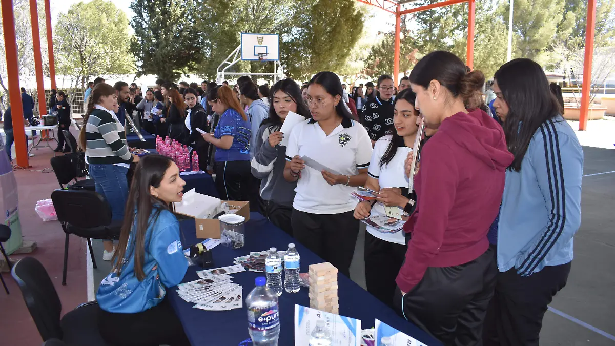 feria 8. Municipio lleva la feria de servicios a los estudiantes de la normal Miguel Hidalgo.