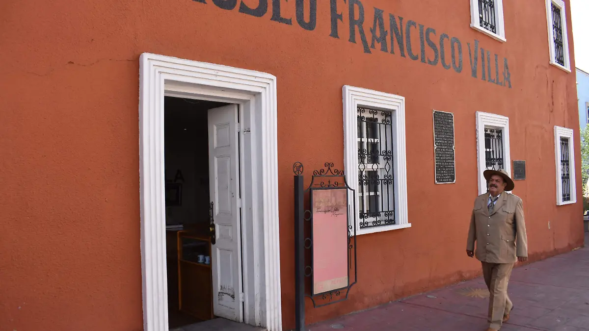 Félix Acosta como Francisco Villa