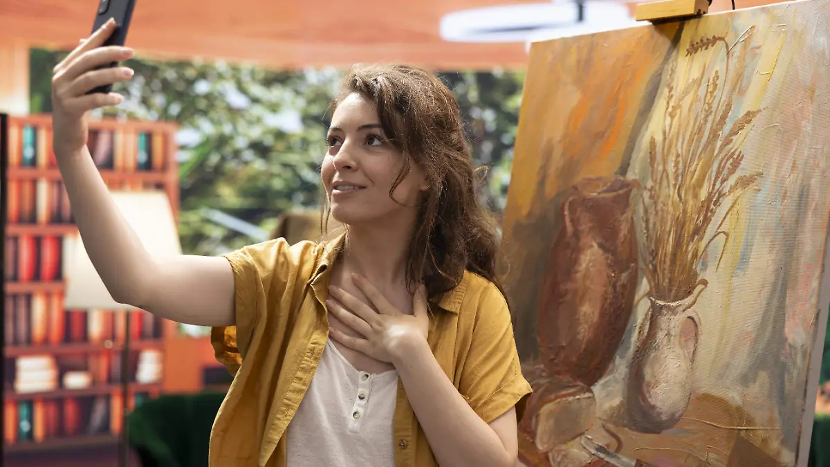 influencer-artist-filming-her-finished-rustic-artwork-online-branding