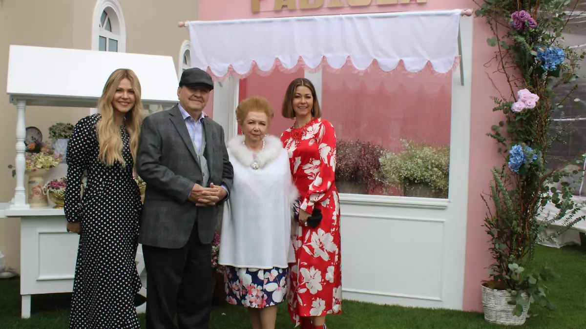 Fabiola García de Steffanoni con su esposo Javier, y sus hijas, Karla y Fabiola