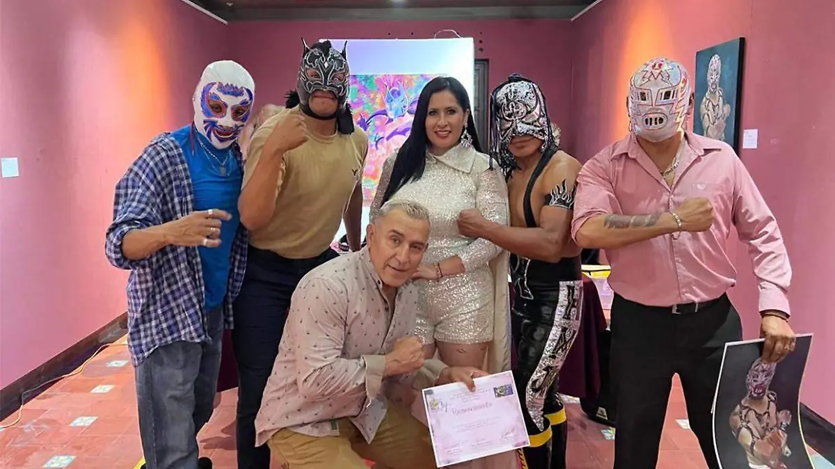 Marak Saavedra, creadora del proyecto, con Centella de Oro y otros luchadores