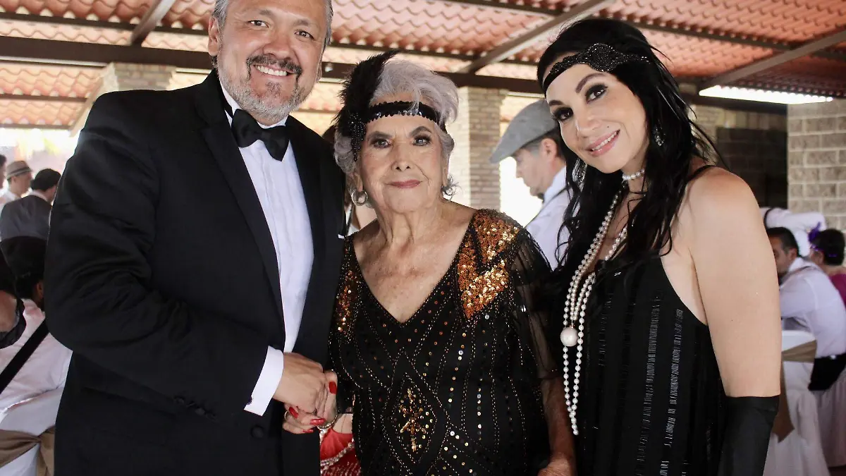 Serafina, la festejada, con Oscar Reyes y Liz Antona