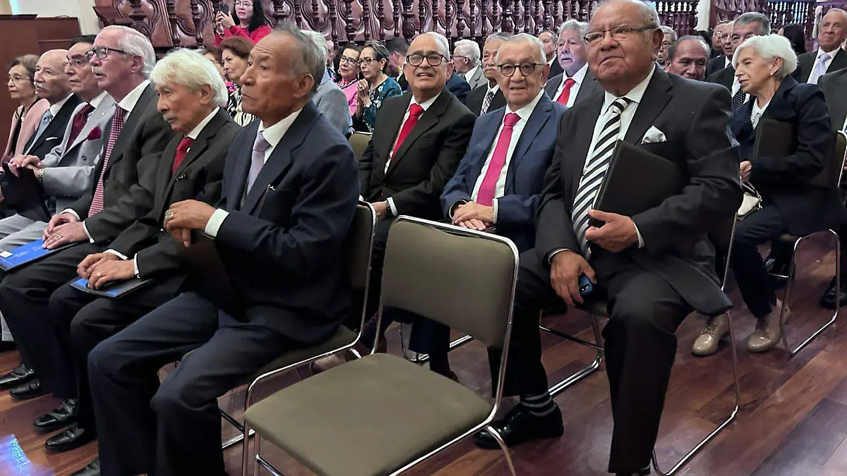 Grupo de egresados con la directora de la facultad