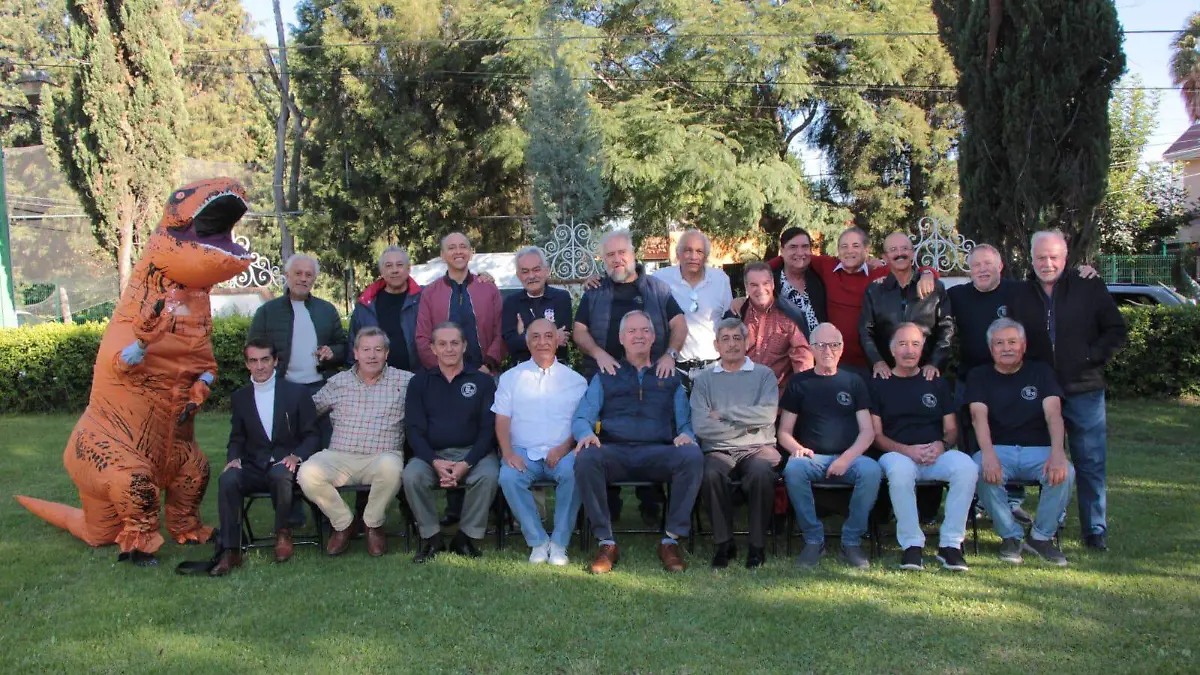 Grupo de asistentes al tradicional convivio