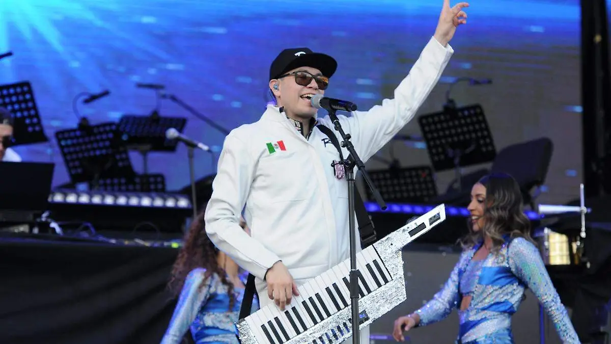 Raymix en concierto
