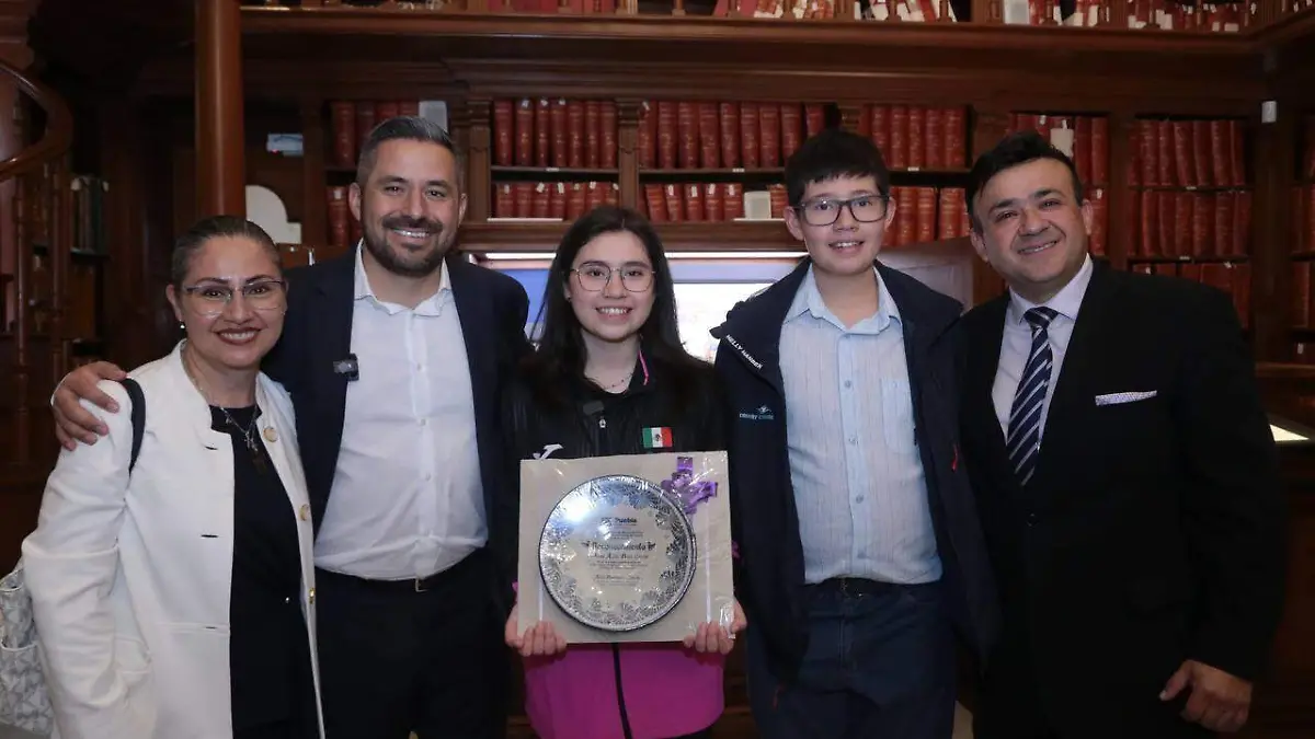Diana Pérez junto al alcalde municipal