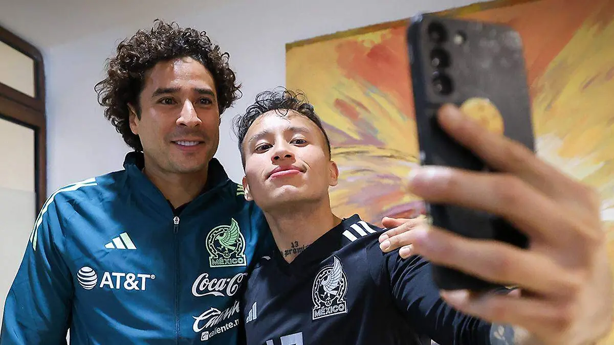 Guillermo Ochoa conoce a aficionado poblano