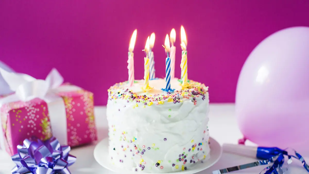 Cuál es el ancestral origen de los pasteles de cumpleaños