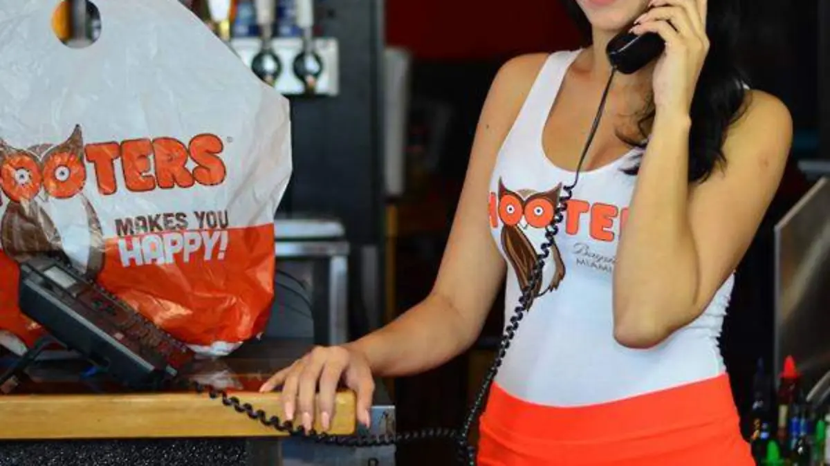 Hooters mesera 01