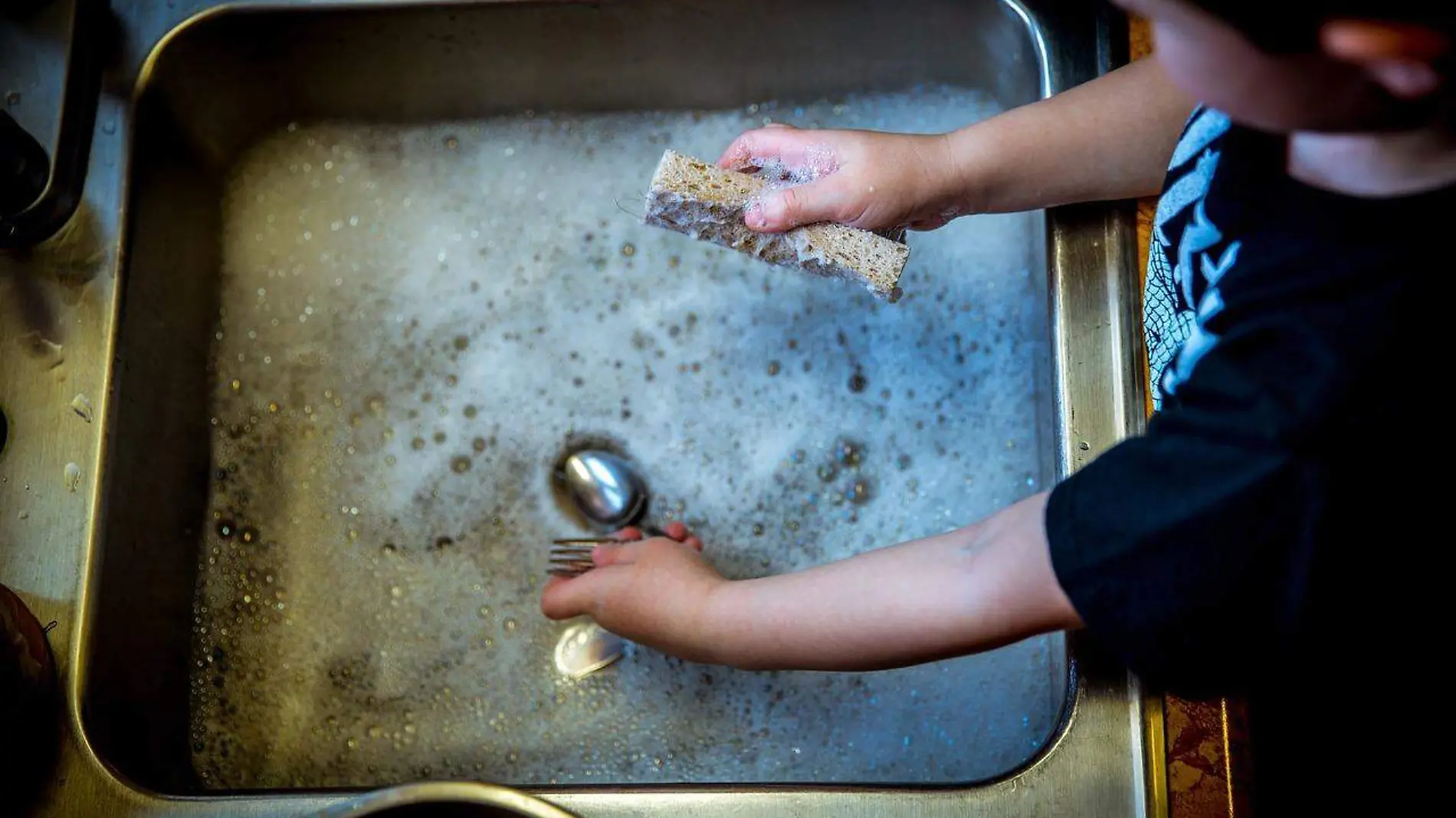 washing-dishes-1112077_1280