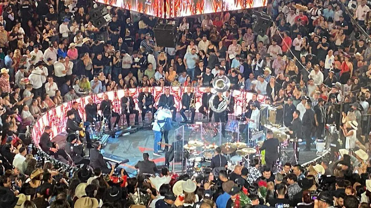 Julión Álvarez, acompañado por su Norteño Banda