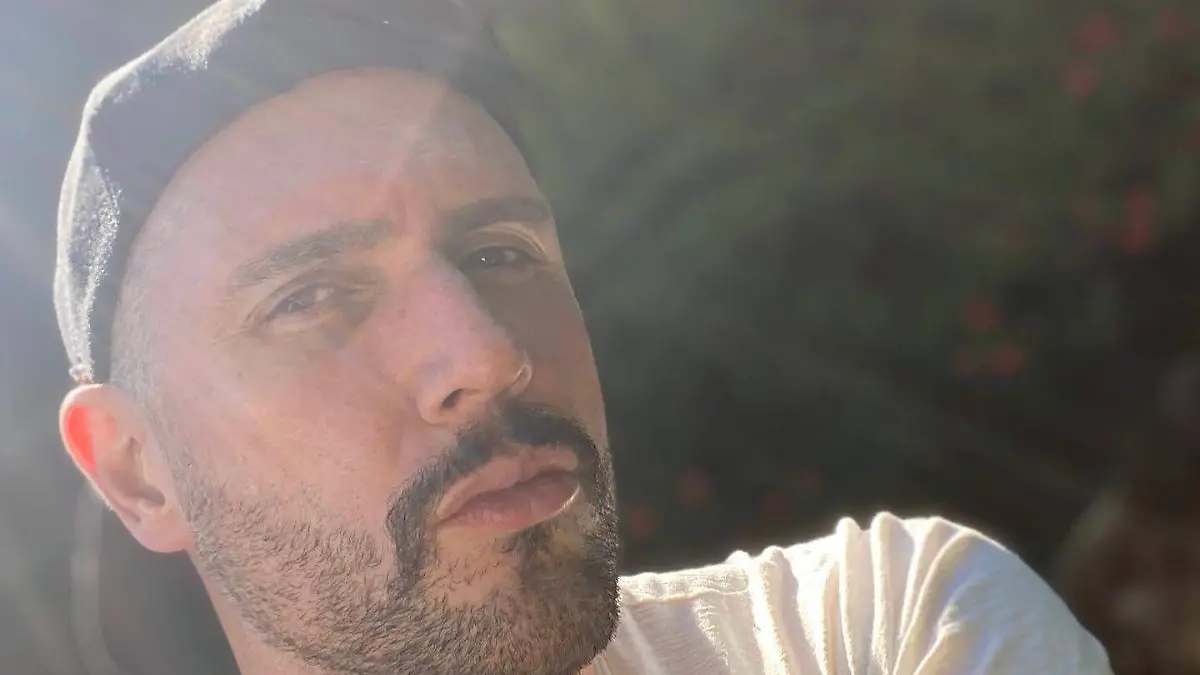 Fue un maquillista, fotógrafo, actor y productor