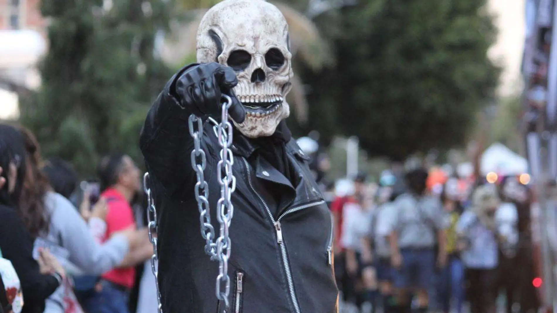 Marcha-Siniestra-Puebla-2024-Cientos-de-personas-bailan-disfrazadas-en-el-Paseo-Bravo