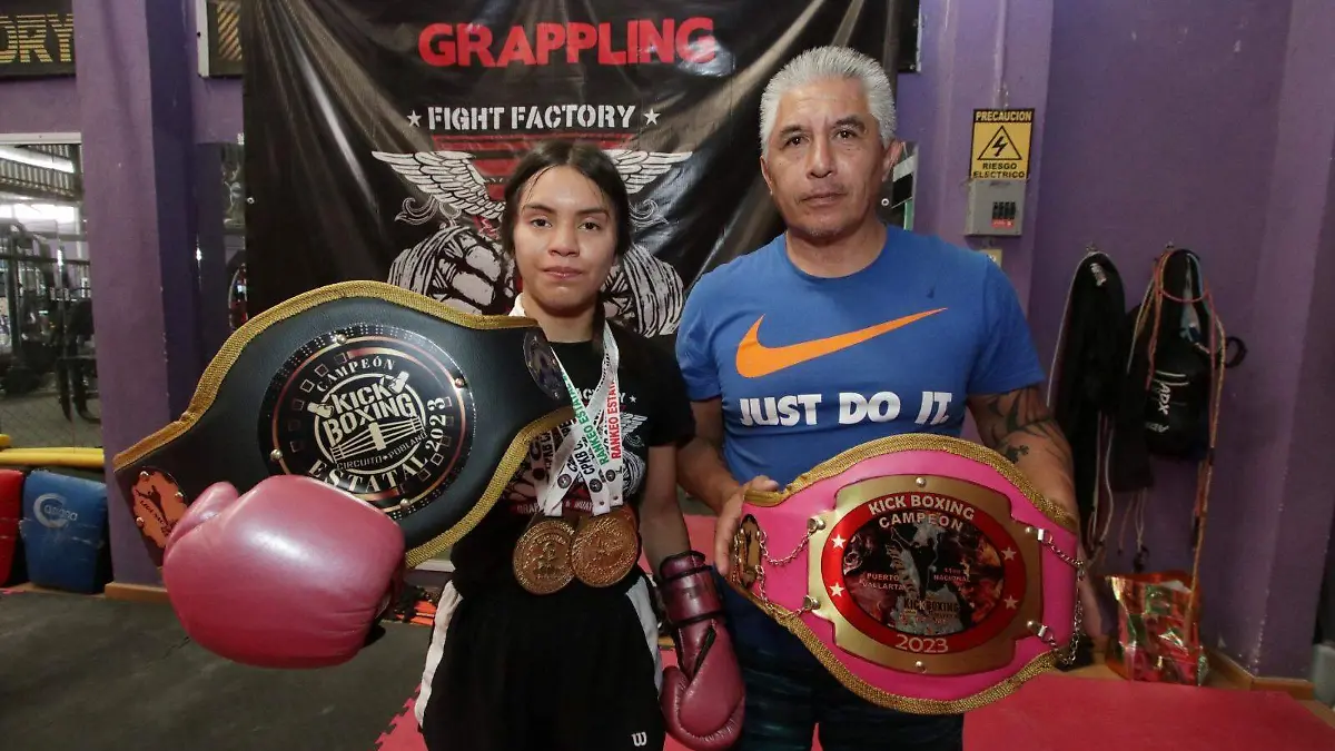 Con 16 años Fernanda Juárez presume junto a su entrenador Gerardo Vázquez sus campeonatos