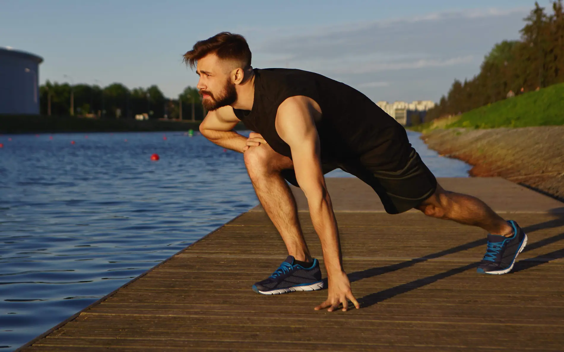 concepto-ejercicio-actividad-entrenamiento-deportes-fitness-disparo-horizontal-guapo-elegante-joven-afeitar-ropa-deportiva-zapatillas-haciendo-zambullidas-al-aire-libre-manana