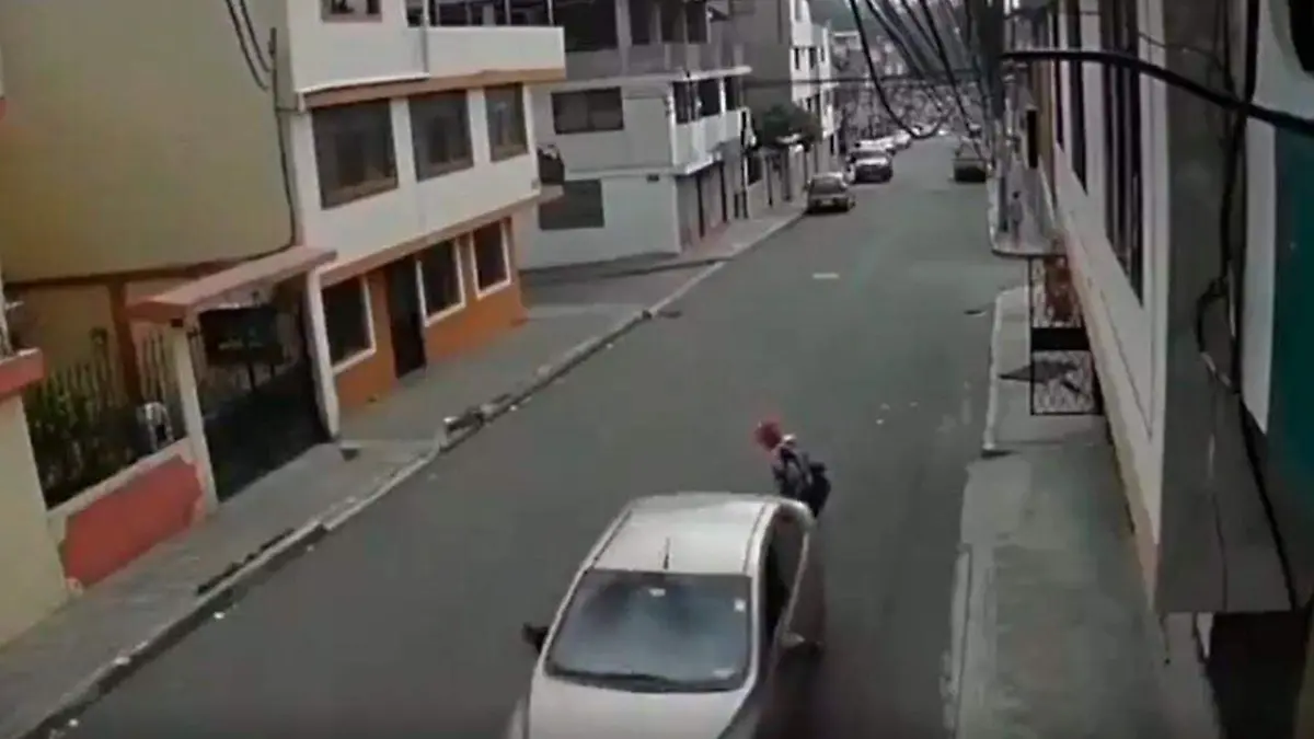 Atropella a adulto mayor y mueve el cuerpo a la banqueta, antes de huir