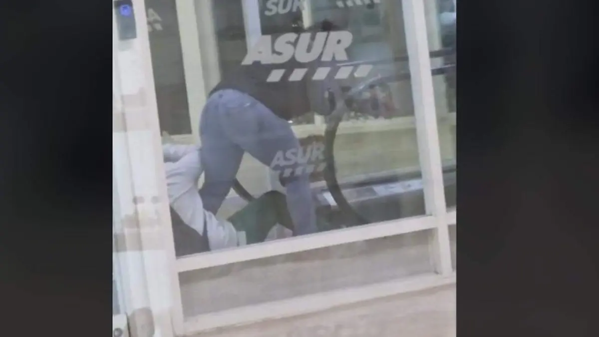 Joven se atora en escaleras eléctricas y reacción de su mamá se hizo viral