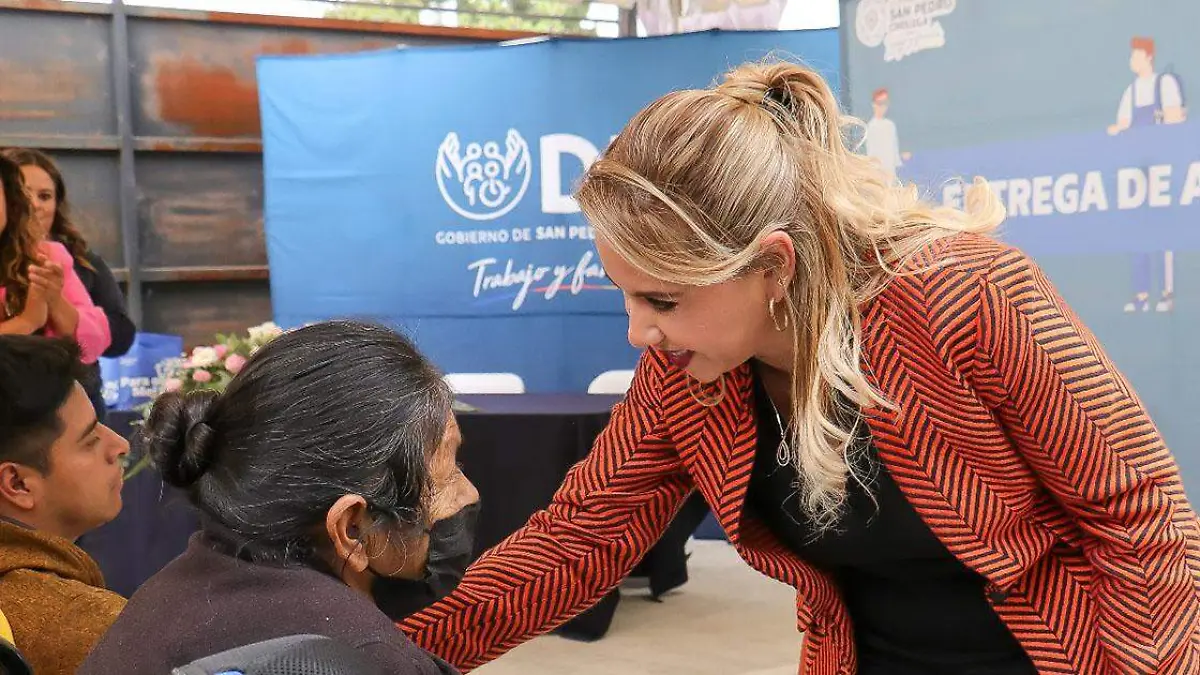 La presidenta municipal de San Pedro Cholula, Paola Angon Silva, encabezó la entrega de 40 aparatos funcionales