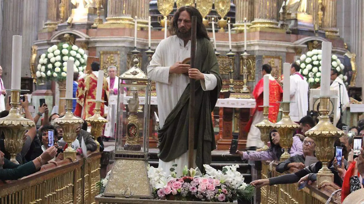 Decenas de fieles creyentes se congregaron en las afueras de la catedral de Puebla, donde fue recibida la reliquia de San Judas Tadeo