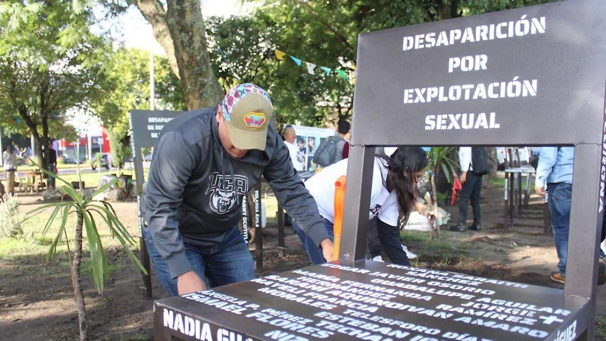 Enfrente de la Fiscalía de Puebla se colocaron grandes sillas de fierro por el Día Internacional de las Víctimas de Desaparición
