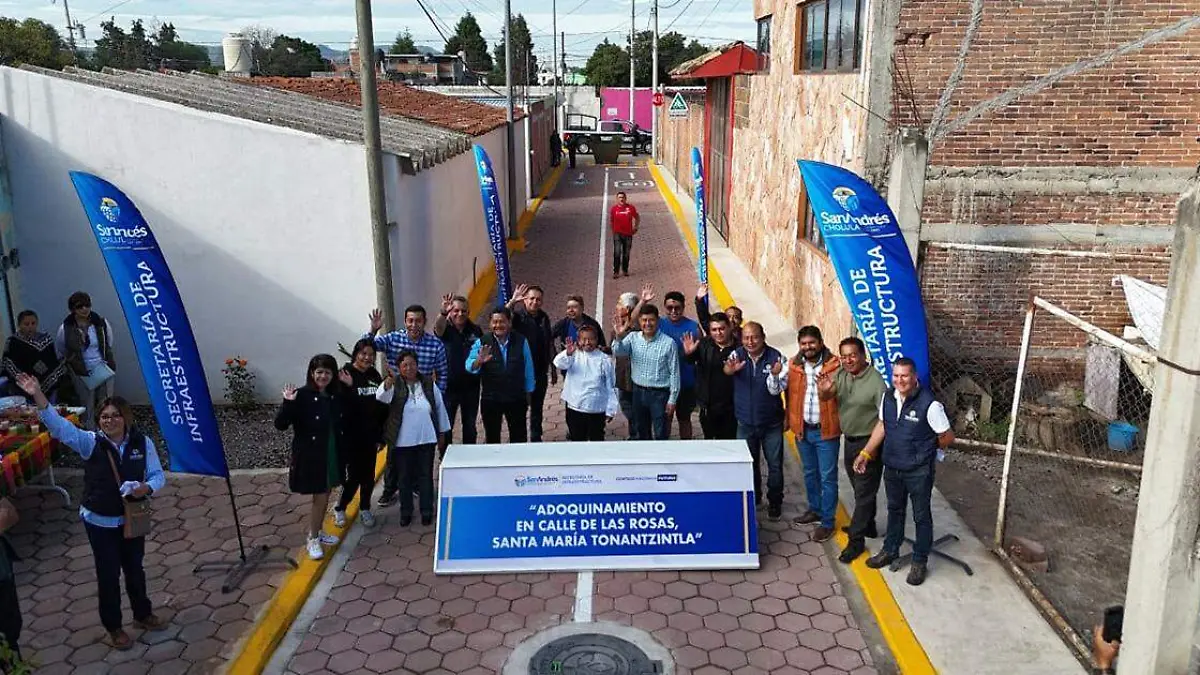 Mundo Tlatehui realizó entregas de obras de adoquinamientos en Tonantzintla y Acatepec