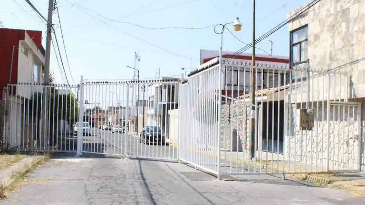 Secretaría de Desarrollo tiene pendientes 47 reportes de rejas en la capital