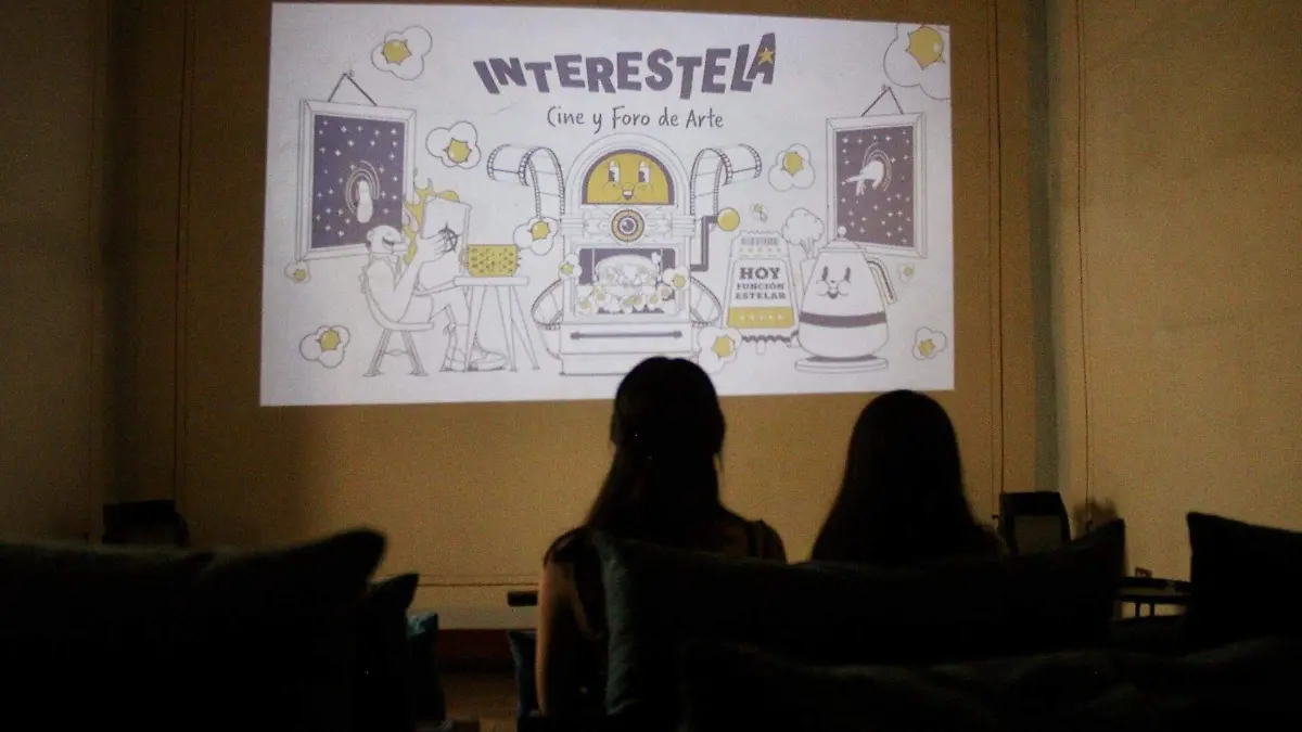 Las películas comienzan a proyectarse a partir de las 13 horas y cambian la cartelera cada semana