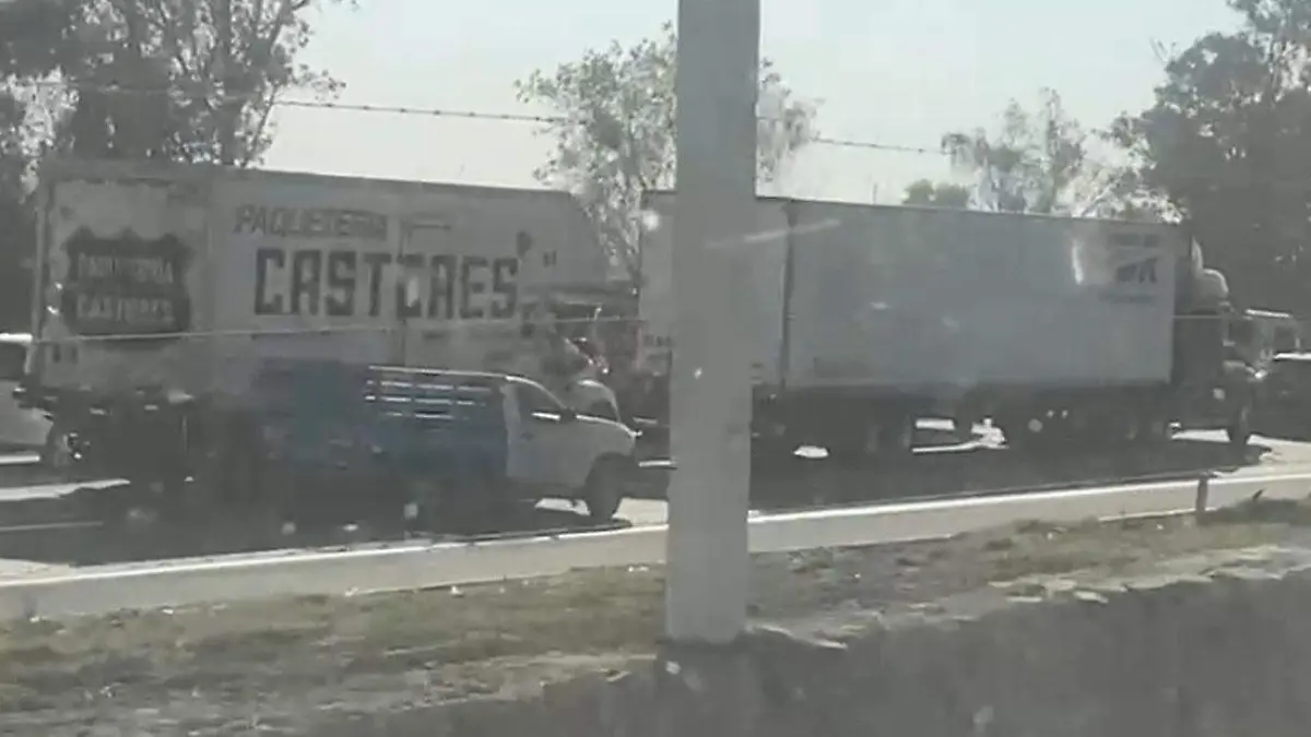 reportan larga fila de autos en autopista sentido a puebla j