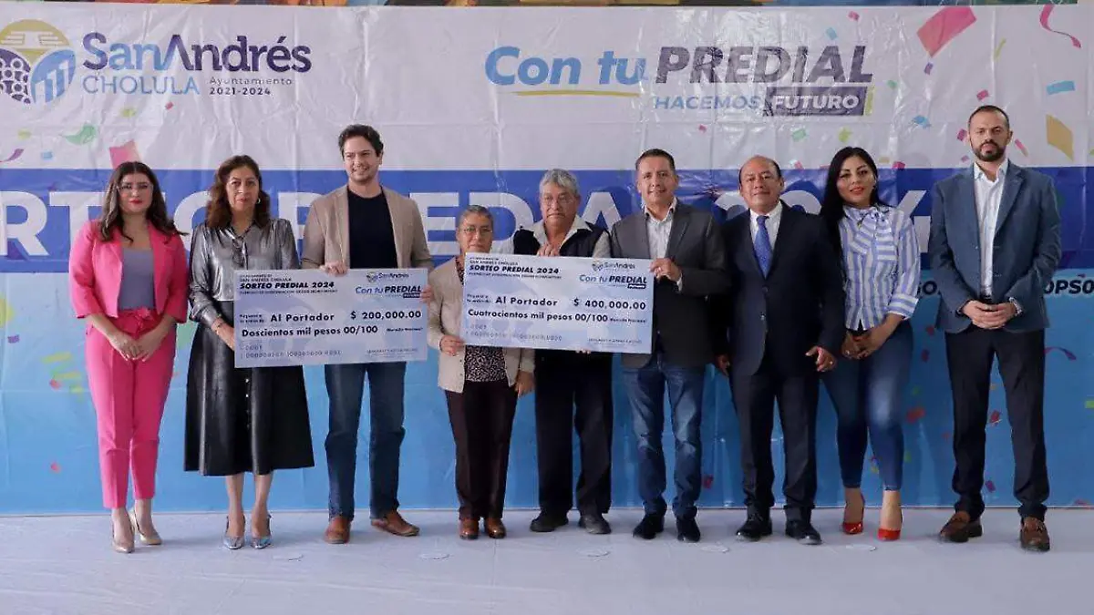 Edmundo Tlatehui, hizo entrega de los premios del primero y segundo lugar del Sorteo Predial