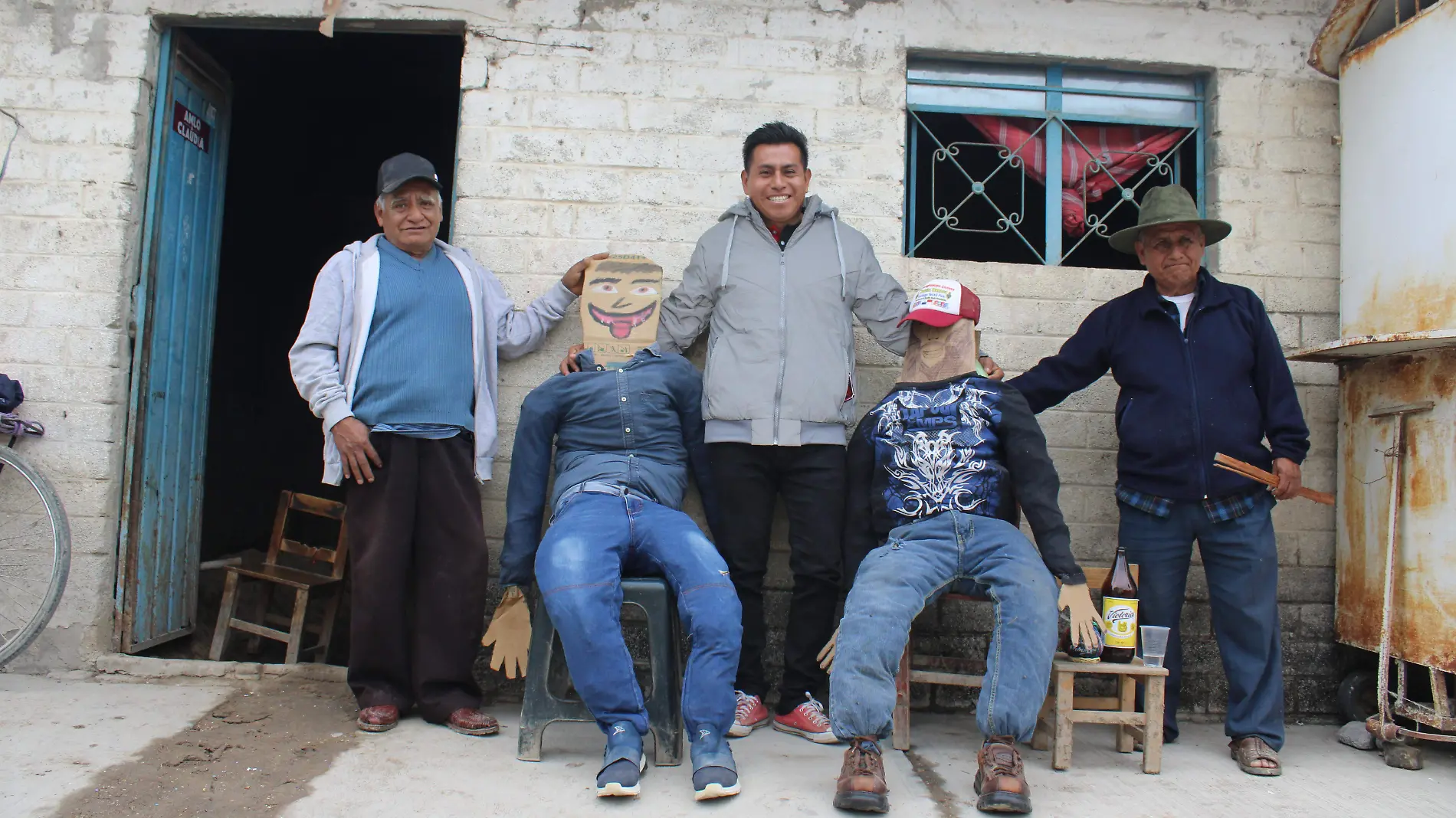 Miahuatlán despide el año viejo con tradicional quema del muñeco de mazorca