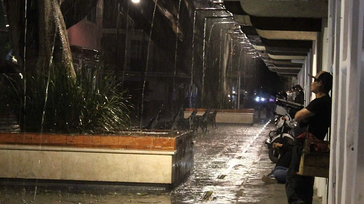 Fuerte lluvia sorprende a poblanos este viernes