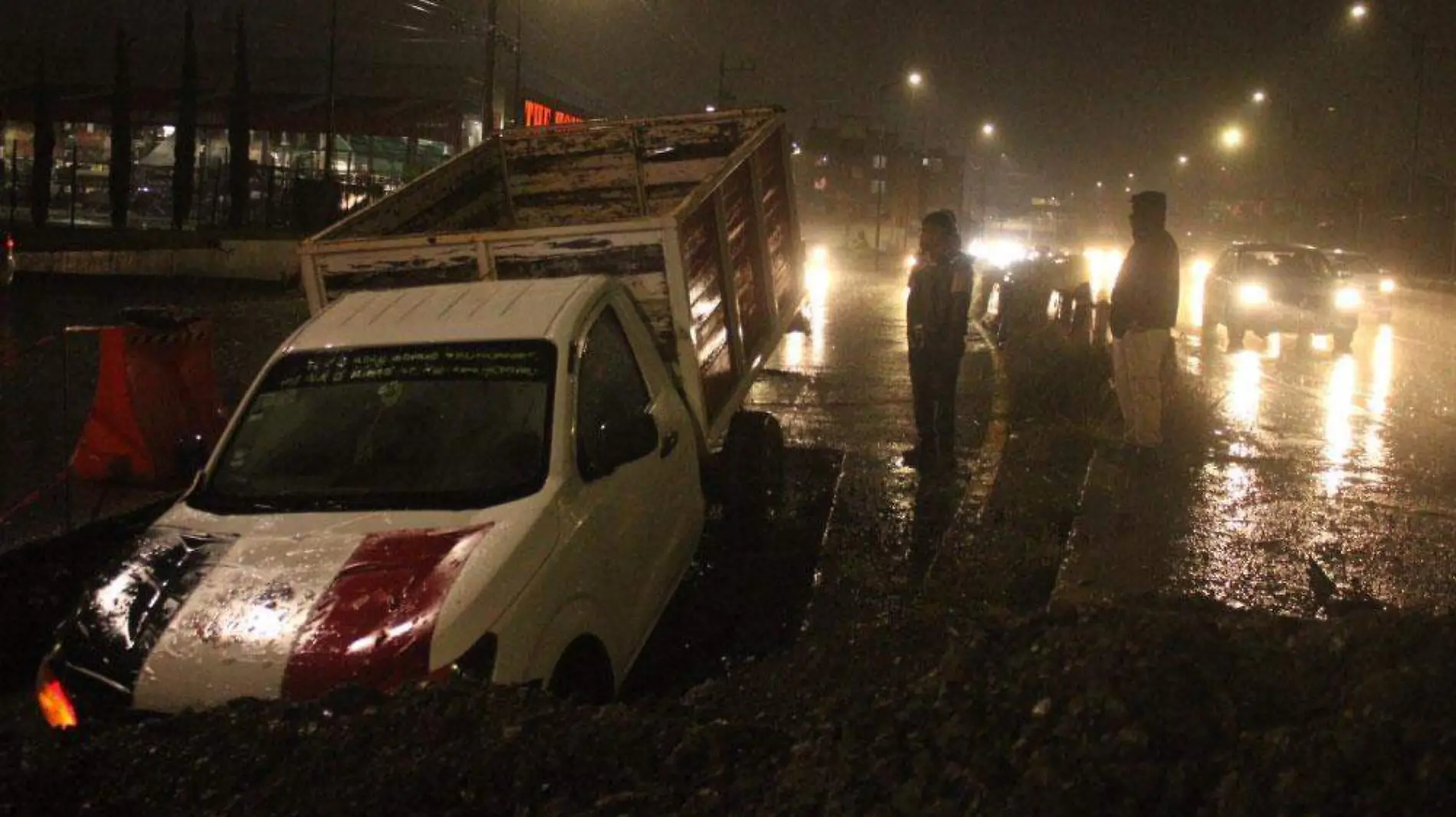 La-construcción-de-la-línea-4-de-RUTA-pone-en-peligro-a-los-conductores-en-Periférico-Ecológico-