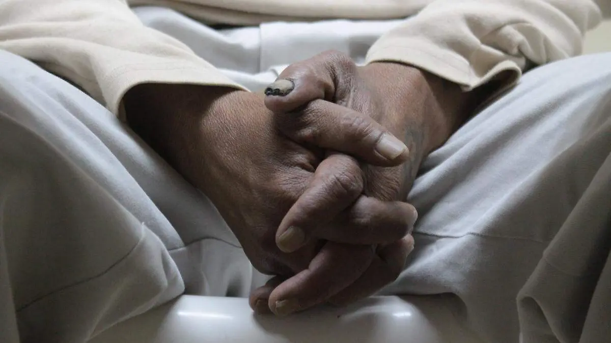 manos de persona en prision