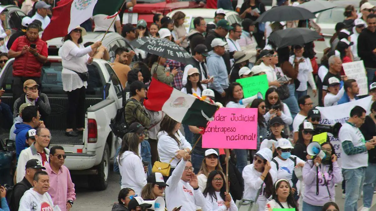 Los trabajadores del Poder Judicial de la Federación (PJF) en Puebla bloquearon un carril en ambos sentidos de la Vía Atlixcáyotl