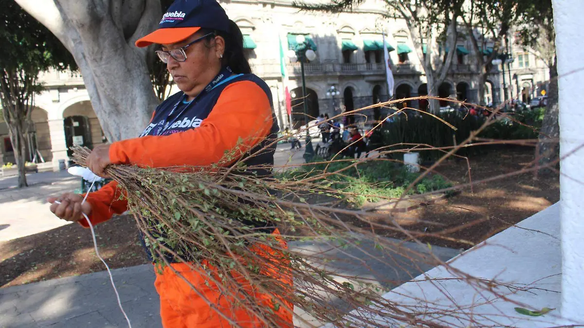 Martha Hernández y el uso de escobas de ramas en Puebla