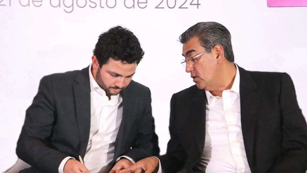 Ermilo Barrera Novelo y el gobernador de Puebla, Sergio Salomón Céspedes Peregrina