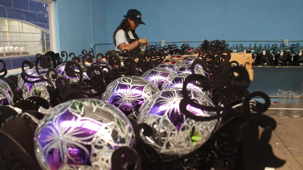 En la fábrica laboran artesanos chignahuapenses y de la región con tradición en la fabricación de esferas