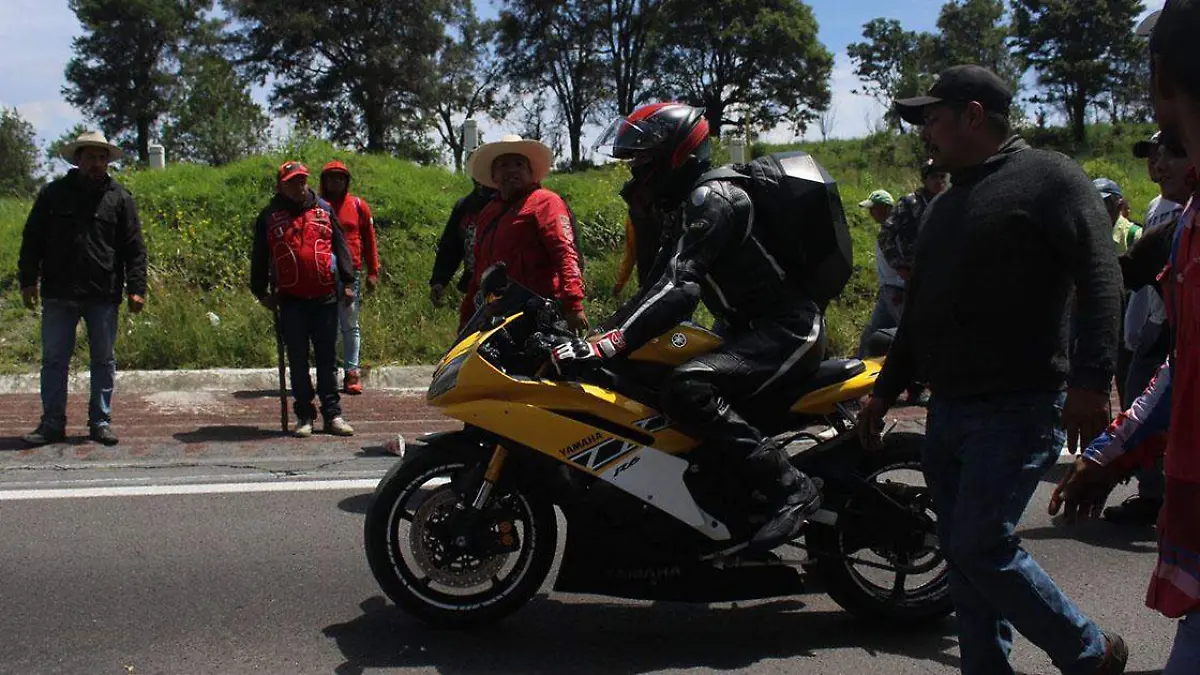 Pobladores de Tlahuapan agredieron física y verbalmente a un motociclista que cruzaba por la autopista México-Puebla