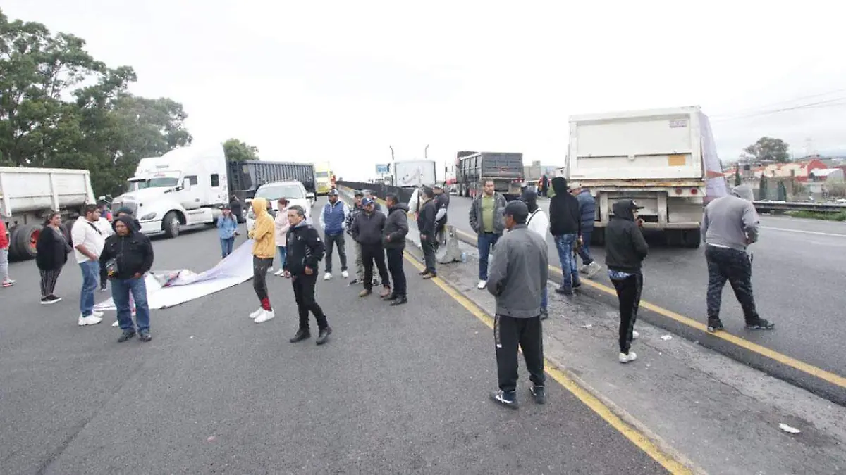 Miembros de la agrupación Transportistas Unidos cumplieron con sus amenazas de cerrar distintas casetas de cobro