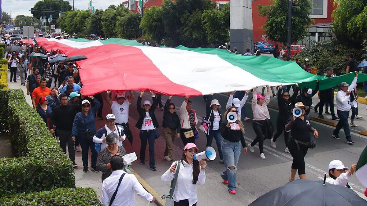 Trabajadores del Poder Judicial de la Federación adscritos a Puebla bloquearon nuevamente una arteria principal de la capital