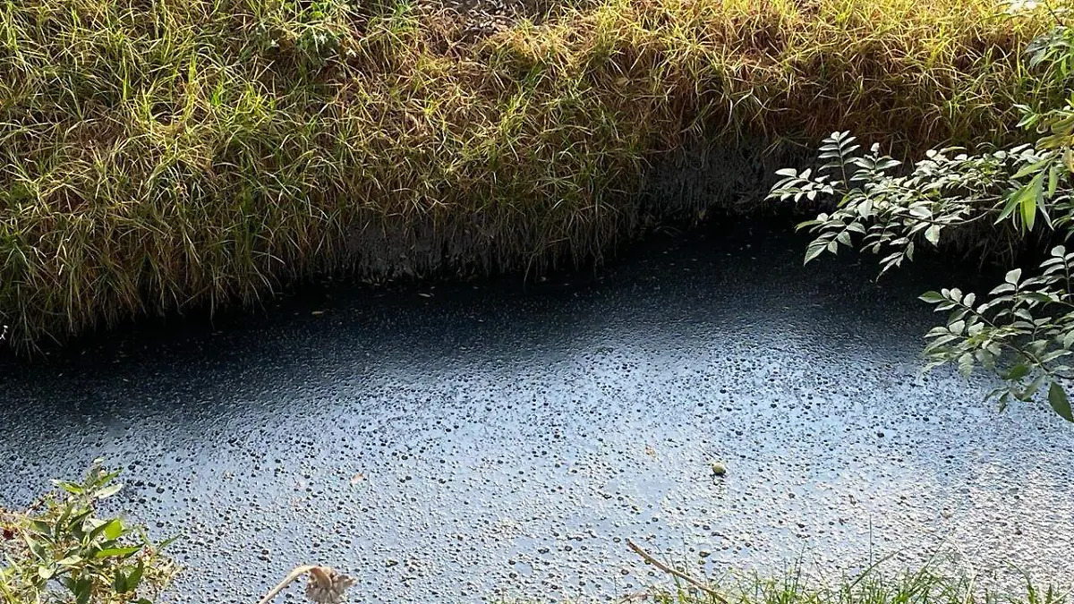 Pobladores de Cuautlancingo denuncian contaminación de canal de agua pluvial