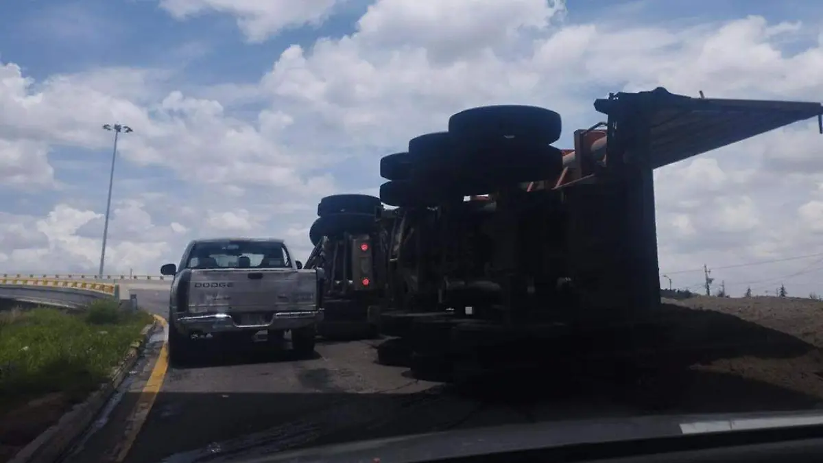 Un tractocamión volcó en la salida del puente del Periférico Ecológico a la altura del municipio de Amozoc